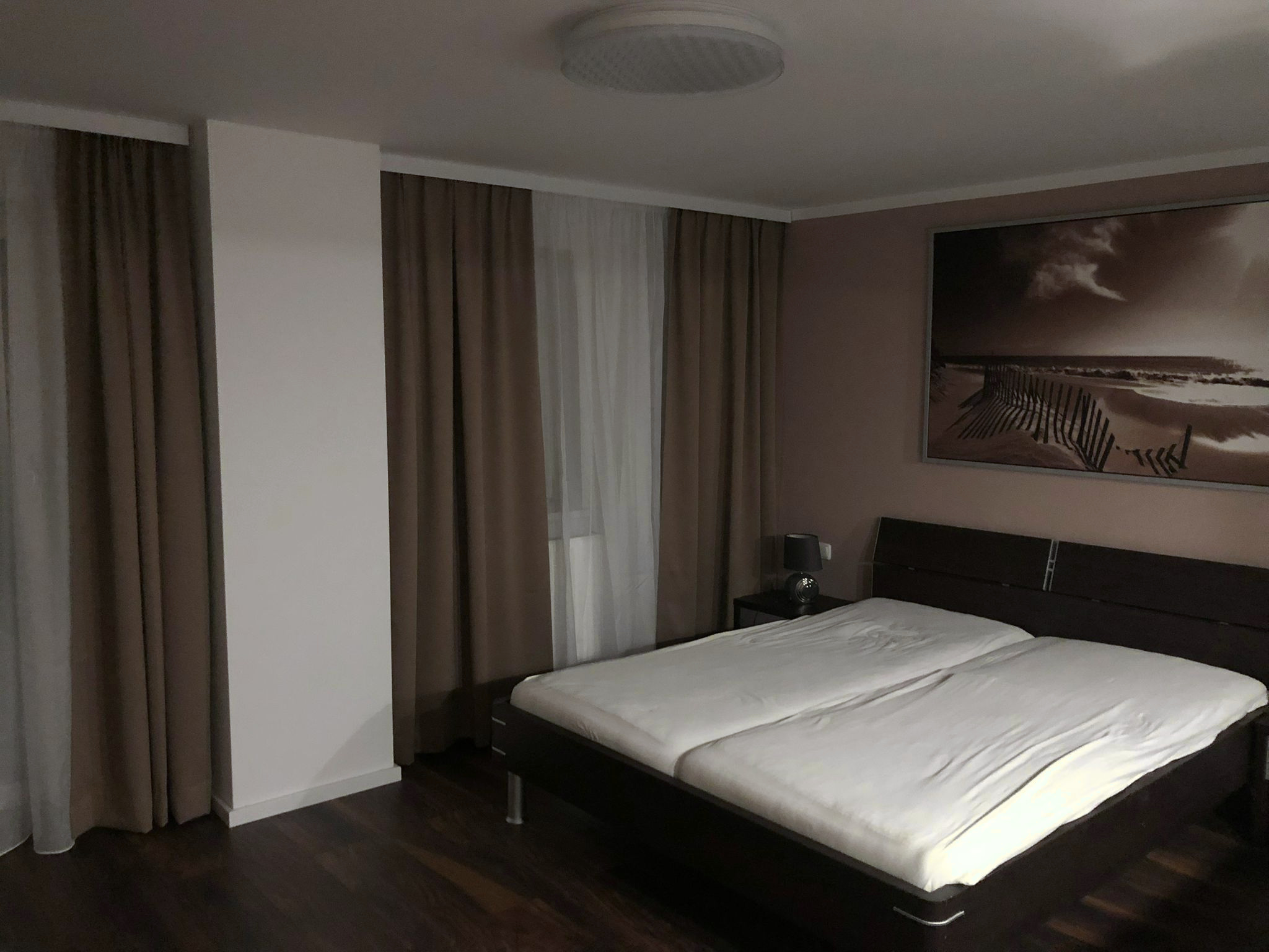 Doppelzimmer mit großen Fenstern