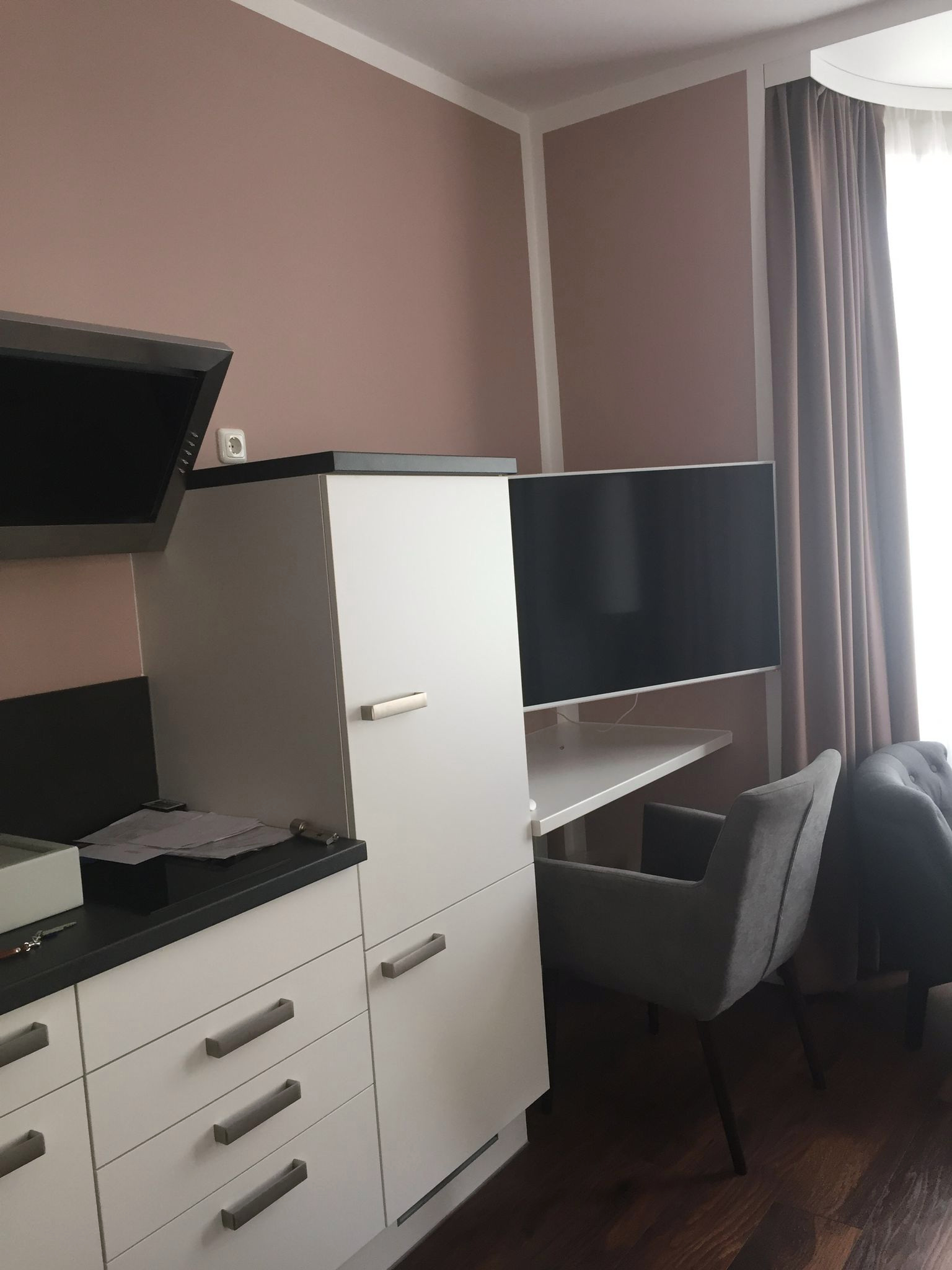 Stauraum, TV und Arbeitsplatz